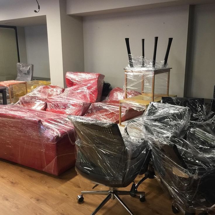 كنب وكراسي مكتب مغلفة بالاسترتش قبل التحميل