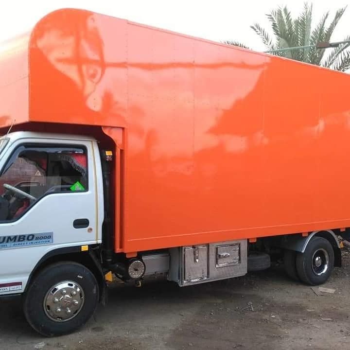 سيارة نقل أثاث مجهزة بصندوق مغلق