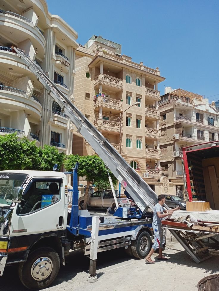 ونش رفع أثاث على واجهة عمارة سكنية داخل نطاق خدمة بحر